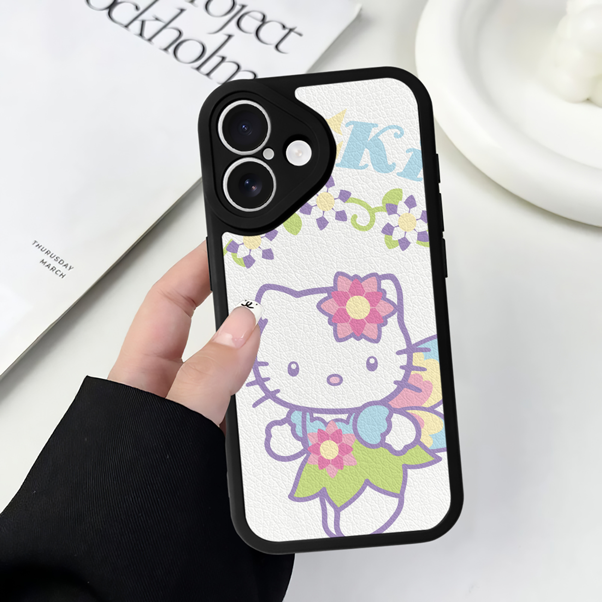 （画像用） Hello Kitty ハローキティ 【iPhone 16シリーズ対応】シリコンスマホケース（レザー調） 材質：シリコン